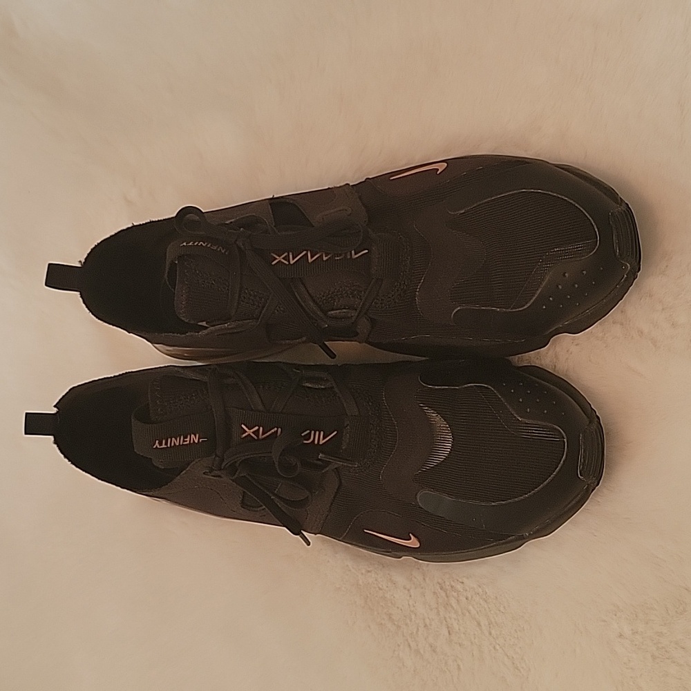 Women's Black Nike Infinity tennis shoe